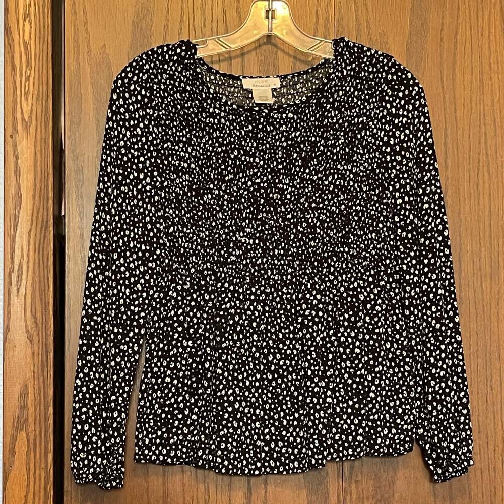 Urban Romantics Women's Black and White Smocked Long Sleeve Top